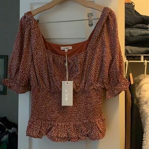 On trend ruched top with ruffle sleeve detail